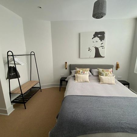 May Road, Stylish Townhouse Туикънам Екстериор снимка