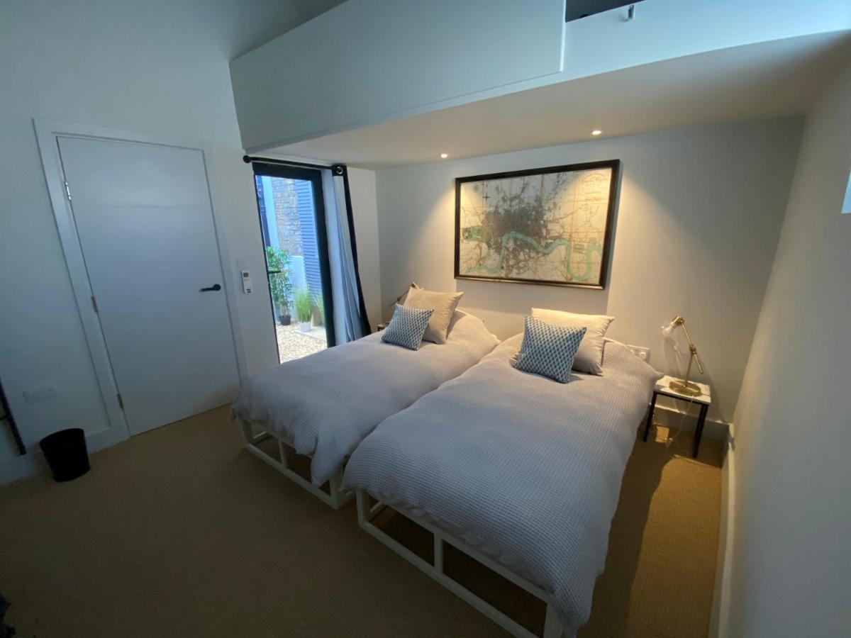 May Road, Stylish Townhouse Туикънам Екстериор снимка