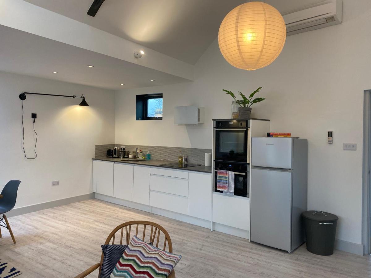 May Road, Stylish Townhouse Туикънам Екстериор снимка