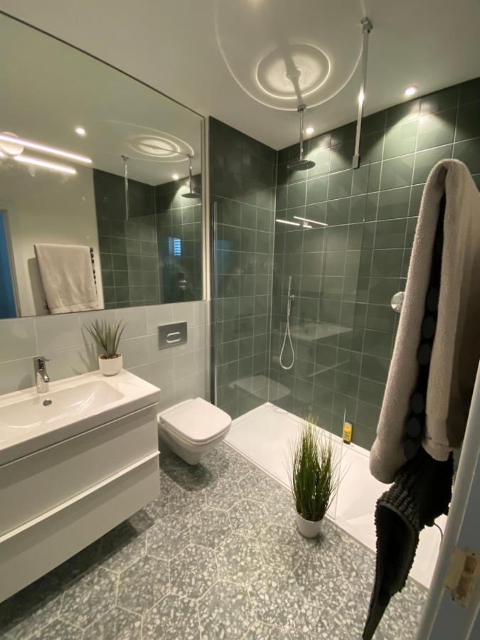 May Road, Stylish Townhouse Туикънам Екстериор снимка